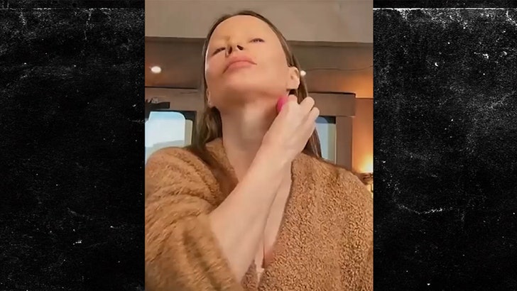 Sofia Vergara Tells Kelly Clarkson ‘Shut Up’ Whereas Speaking ‘Griselda’ Make-up