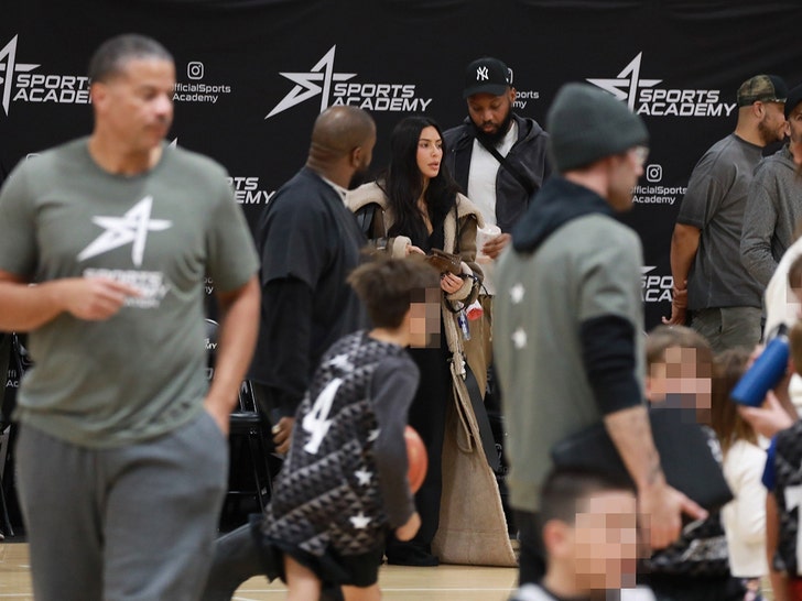 Kim Kardashian, Kanye West Have One other Frosty Encounter at Saint’s Basketball Sport