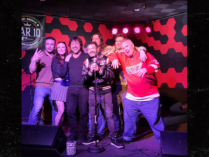 ‘Mighty Geese’ Shaun Weiss Reaches 4 Years Sober, Celebrates With ’90s Stars