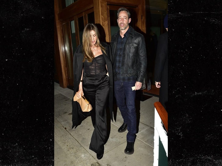 Sofia Vergara Enjoys Date Evening With Surgeon Justin Saliman, Going Robust
