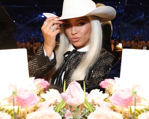 Ashanti Teases Nelly After Rapper Loses His Tooth … Once more: ‘The place Are the Spares?’