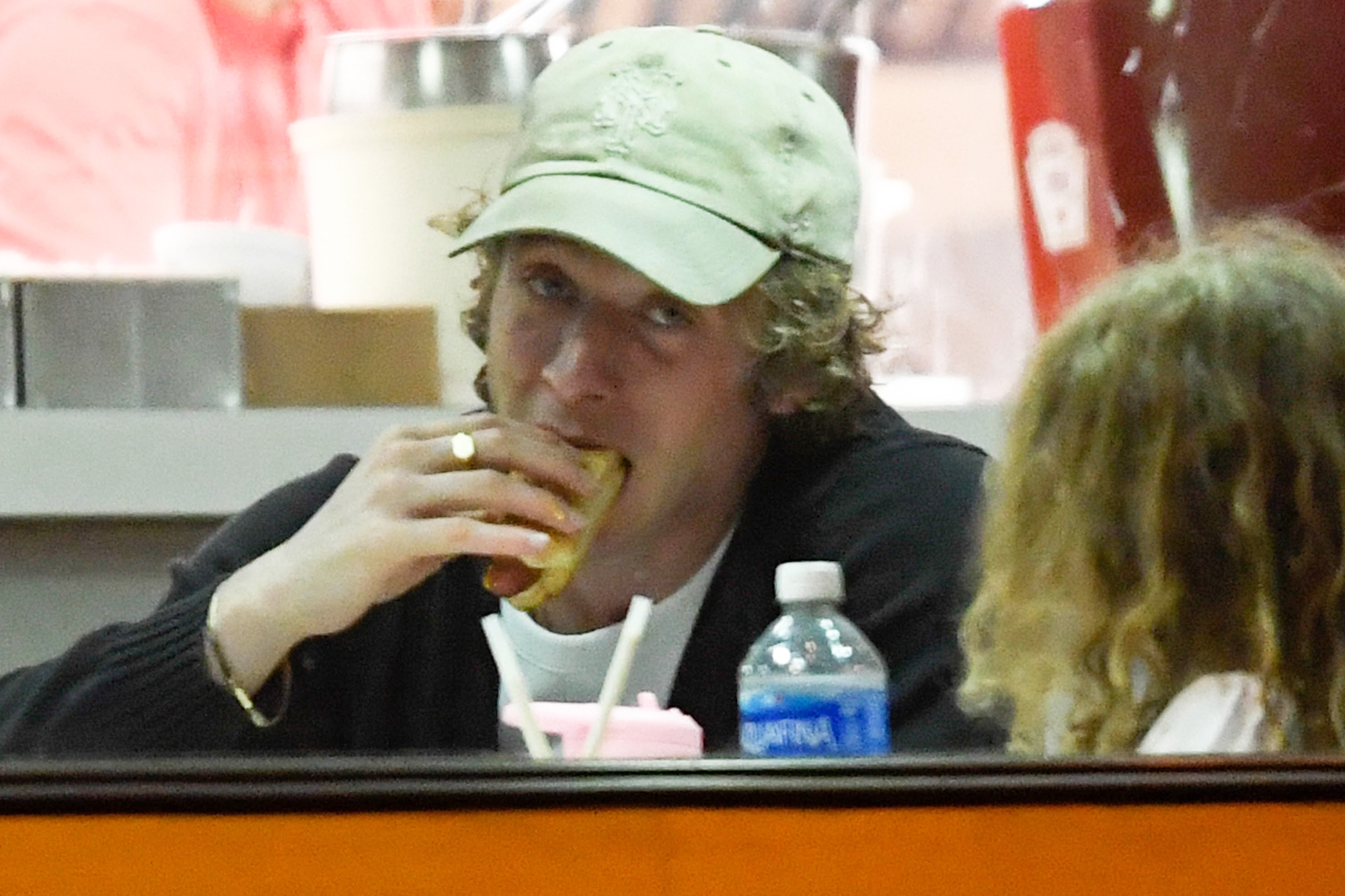 Jeremy Allen White chows down together with his daughters and extra star snaps