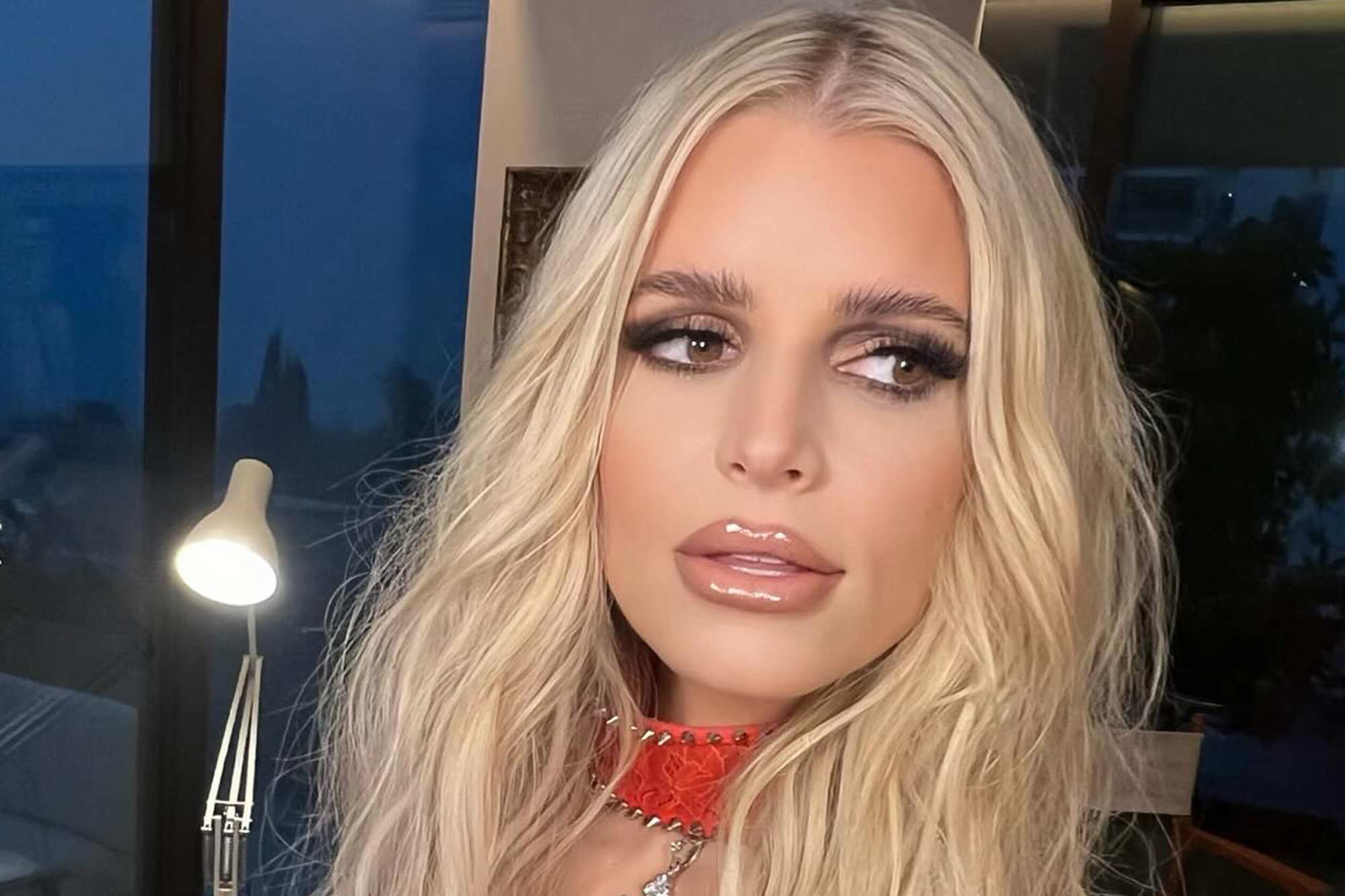 Jessica Simpson smolders in a red-hot outfit and extra star snaps