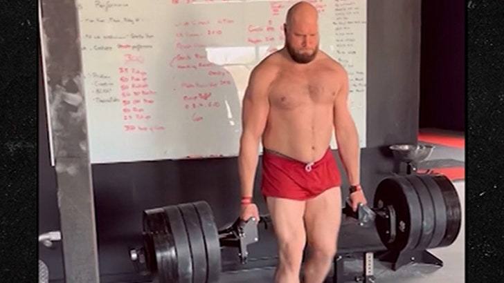 Eagles Star Lane Johnson Exhibits Off Insane Energy, 705 Lb. Farmer Stroll!