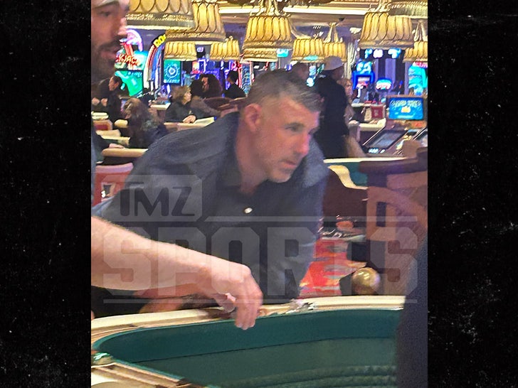 Mike Vrabel Performs Craps In Las Vegas