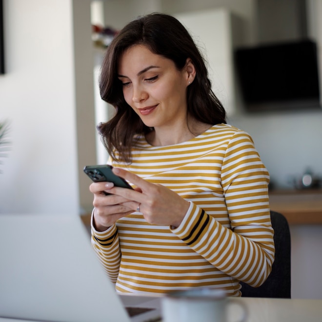 A Brookstone Wireless Charging Stand for 75% off & More Flash Deals