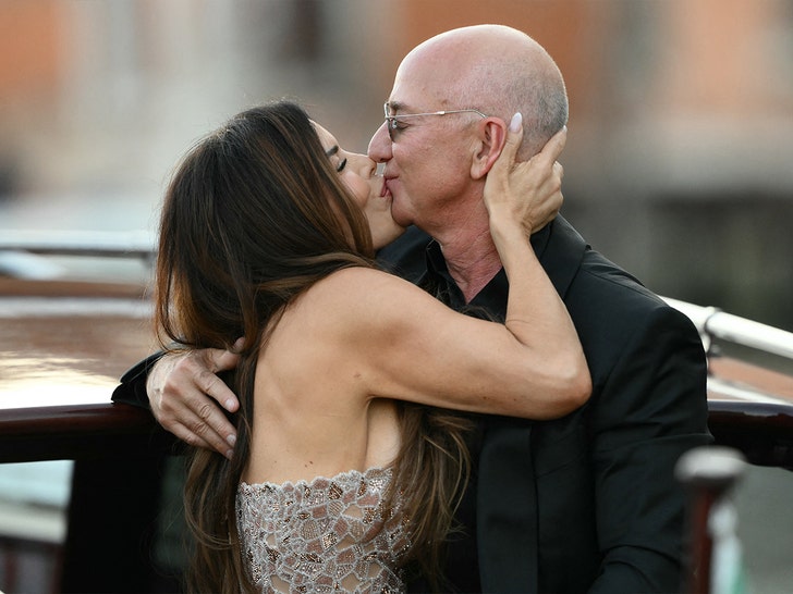 Lauren Sanchez, Jeff Bezos Kiss on Water Taxi After Tying the Knot