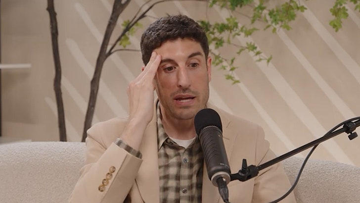 Jason Biggs Describes Retrieving Cocaine From Stranger’s Trash Can on Road