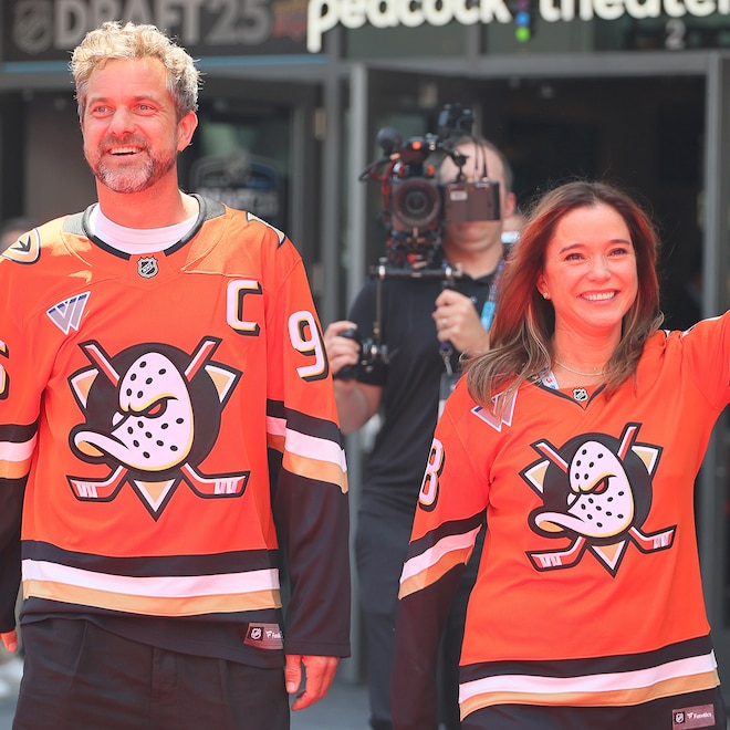 Mighty Ducks’ Joshua Jackson & Marguerite Moreau Reunite for NHL Draft