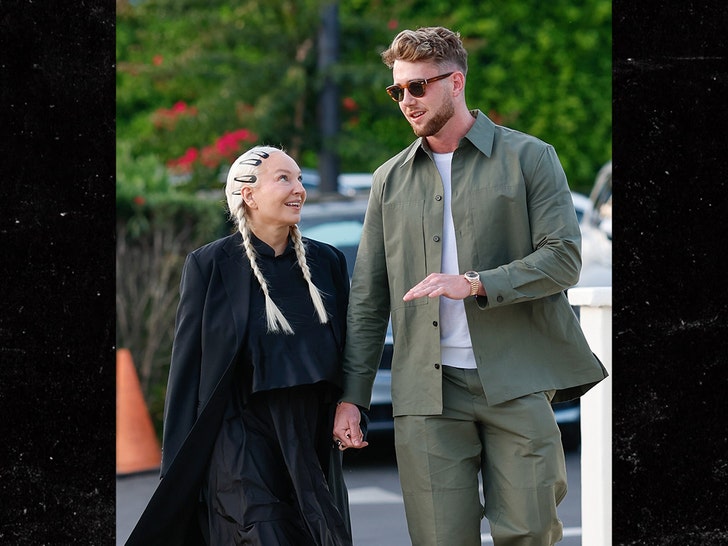 Sia Holds Fingers with Harry Jowsey Whereas Leaving Restaurant