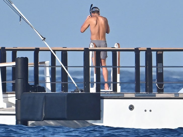 Tom Brady Flaunts Shirtless Physique On Yacht Sans Sofia Vergara