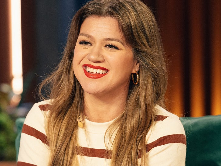 Kelly Clarkson Brings Daughter Onstage to Sing at Vegas Residency