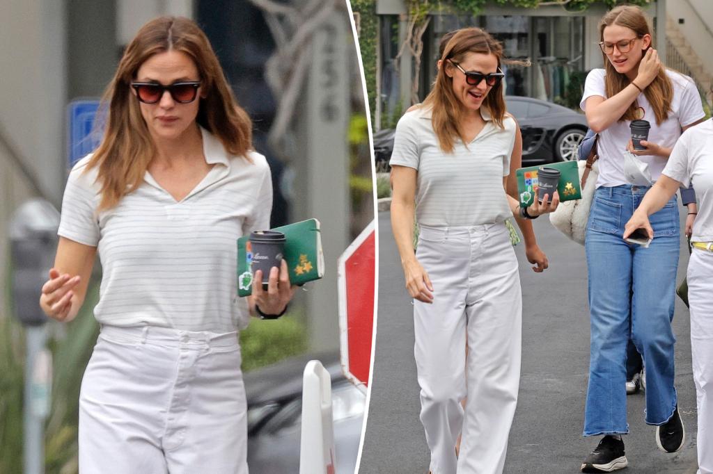 Jennifer Garner, daughter Violet Affleck preserve it informal for lunch outing