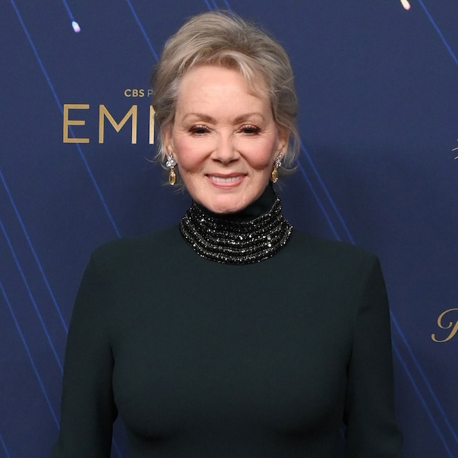 Jean Smart Pokes Fun at Her Broken Knee After Her Emmys 2025 Win