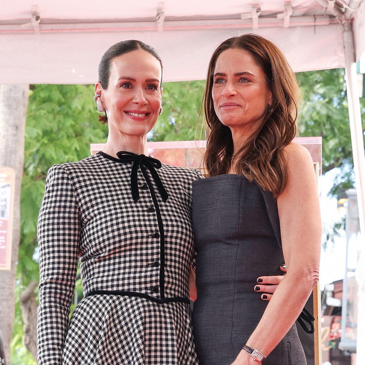 Sarah Paulson Supports BFF Amanda Peet After Cancer Diagnosis