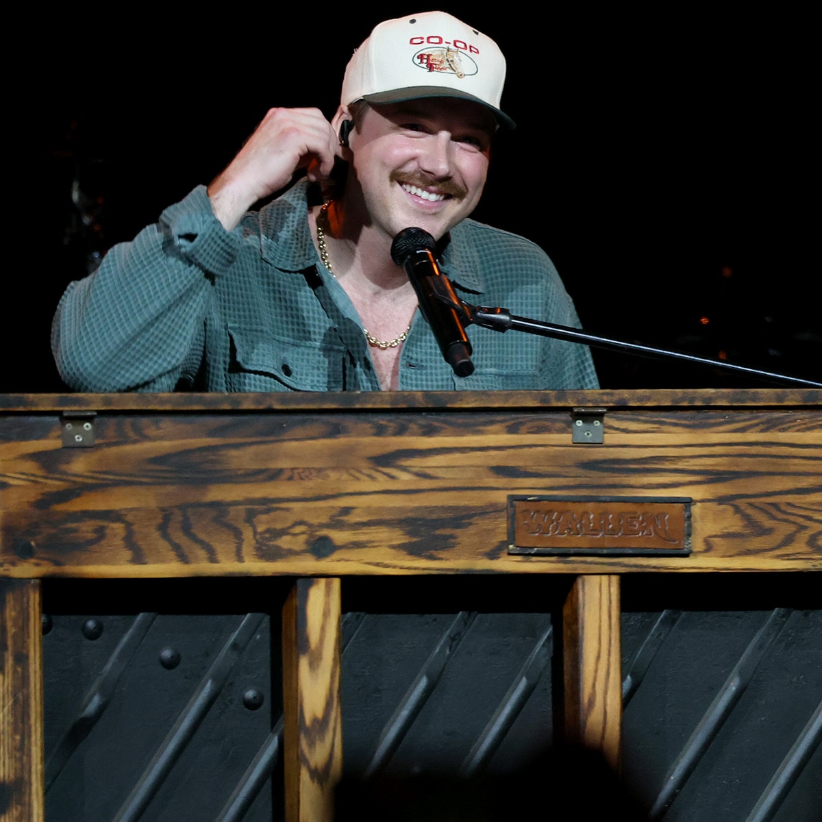 Morgan Wallen Flips Over Piano Onstage After Technical Difficulty