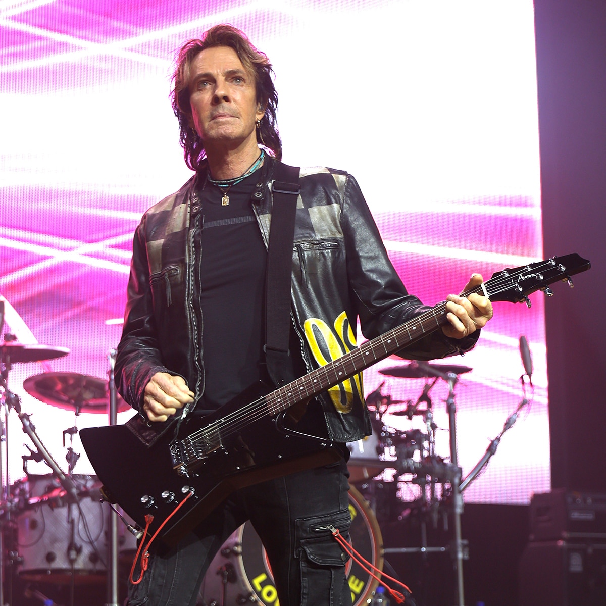 “Jessie’s Girl” Singer Rick Springfield Shows Off Toned Body at 77