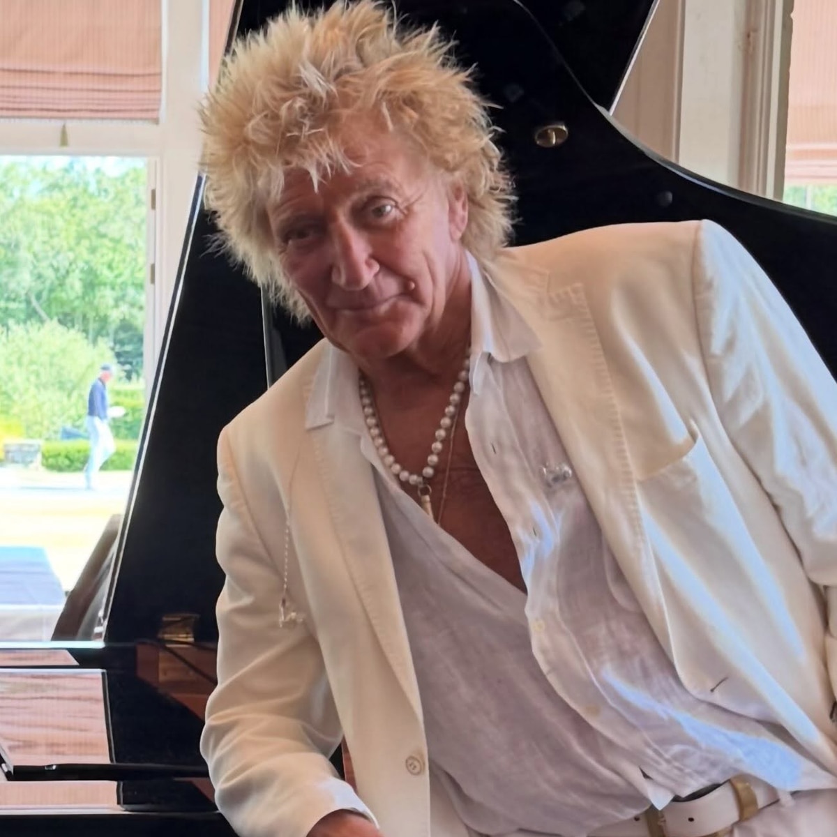 Rod Stewart Cancels Tour After Undergoing Heart Procedure