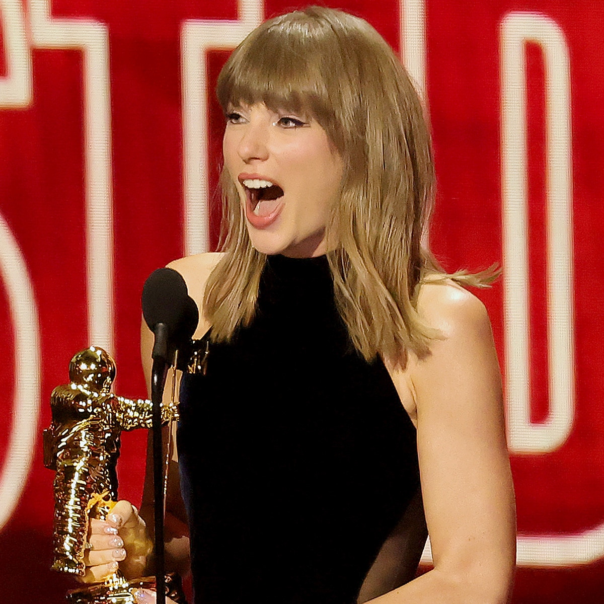 Taylor Swift Dedicates Top VMA Win to “Ultimate Showgirl” Dolly Parton