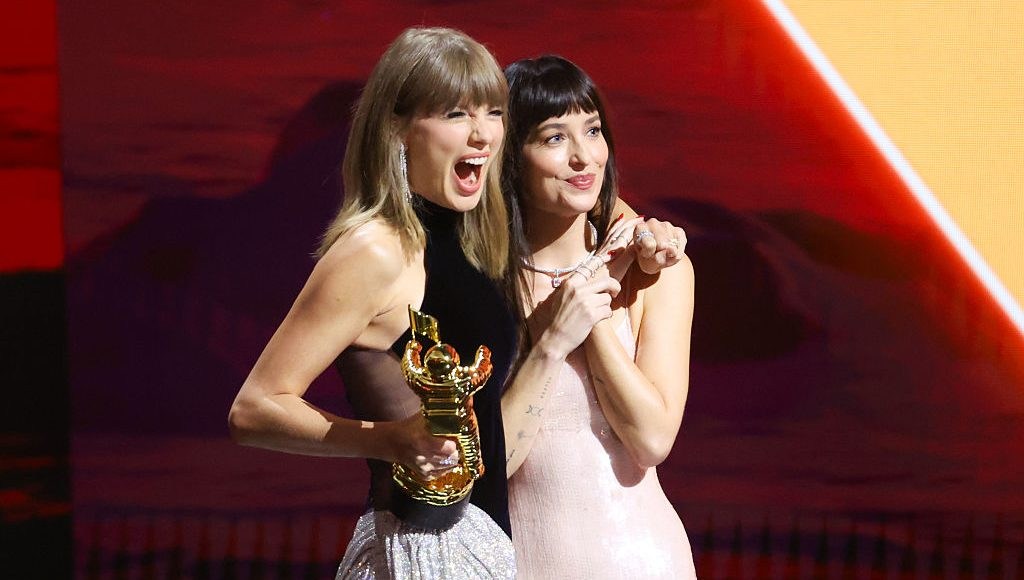 Taylor Swift Being Dakota Johnson’s ‘Literal Therapist’ Says Something Real About Love